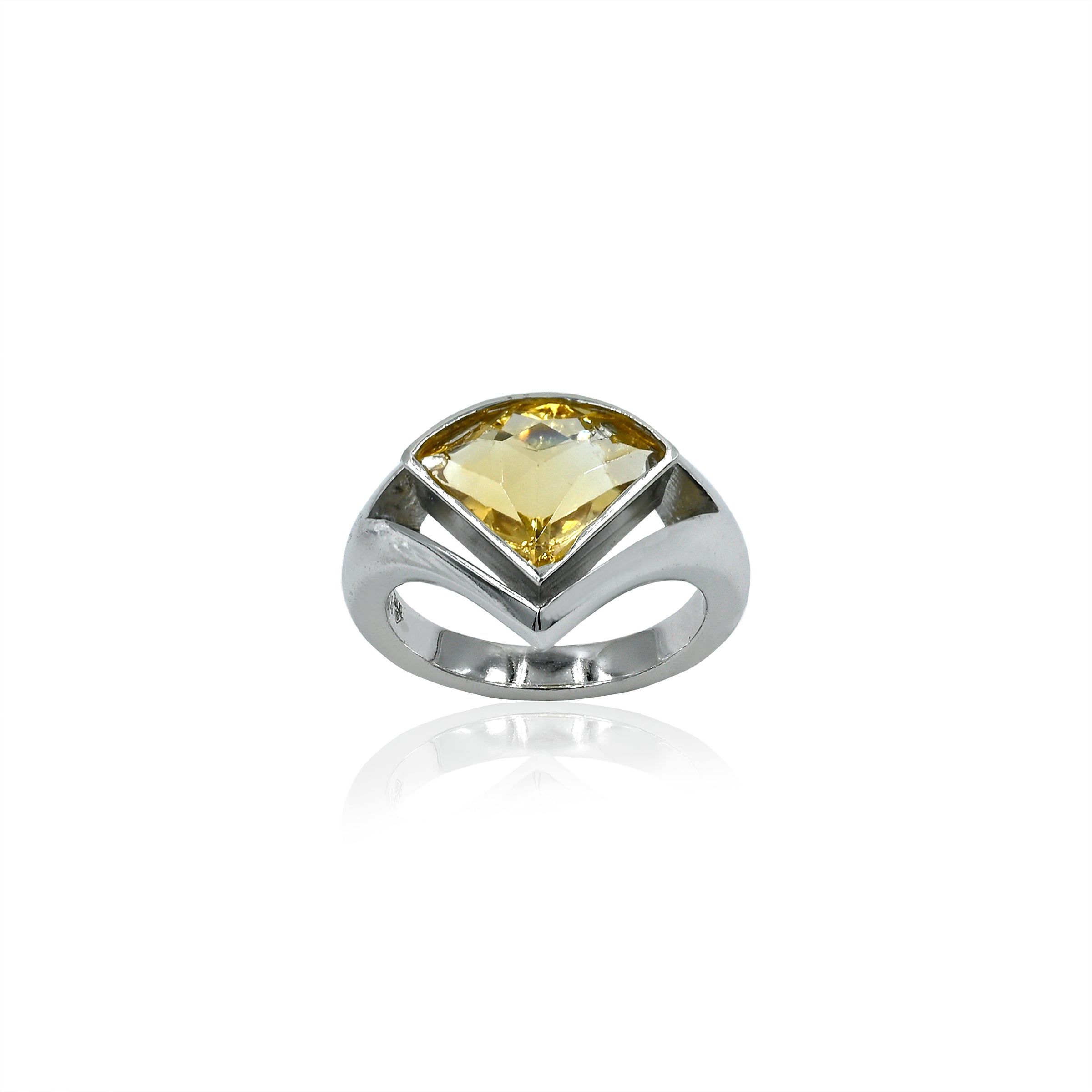Citrine Ring (3.30 Carat / 3.63 Ratti)