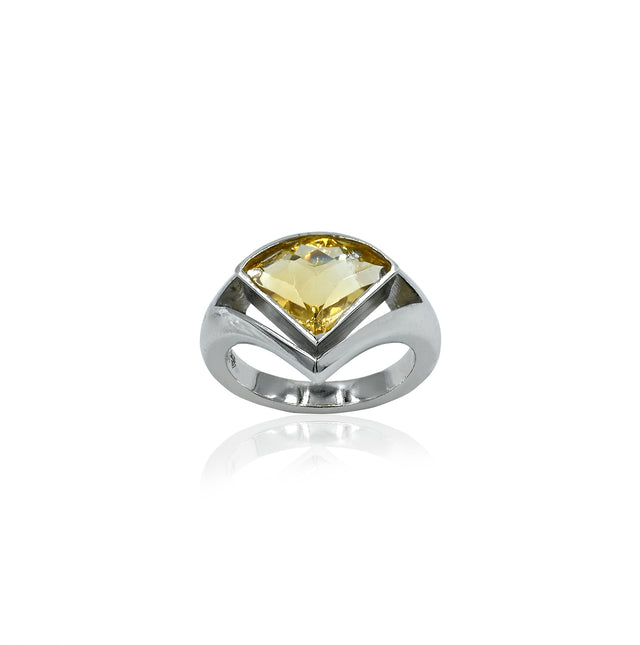 Citrine Ring (3.30 Carat / 3.63 Ratti)
