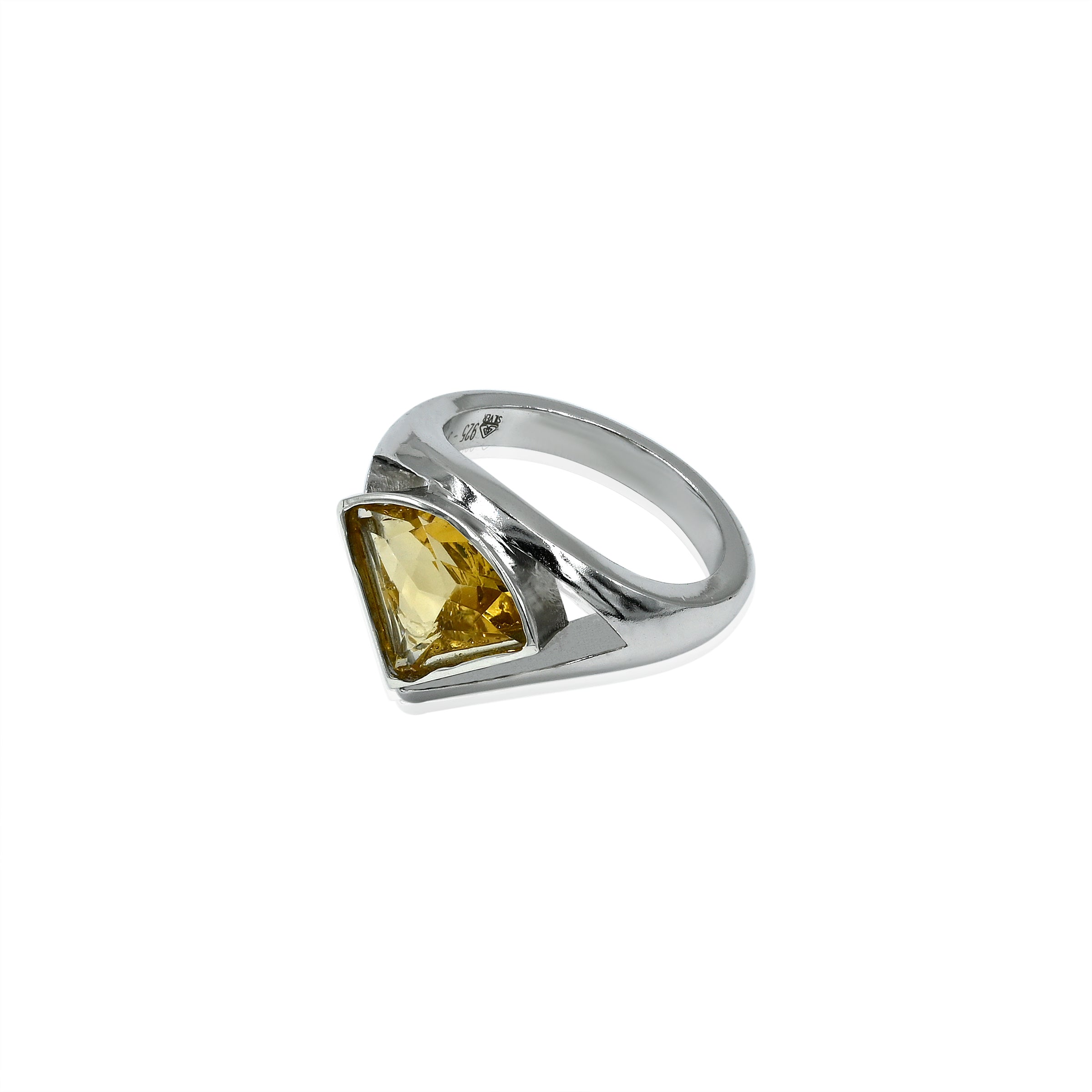 Citrine Ring (3.30 Carat / 3.63 Ratti)